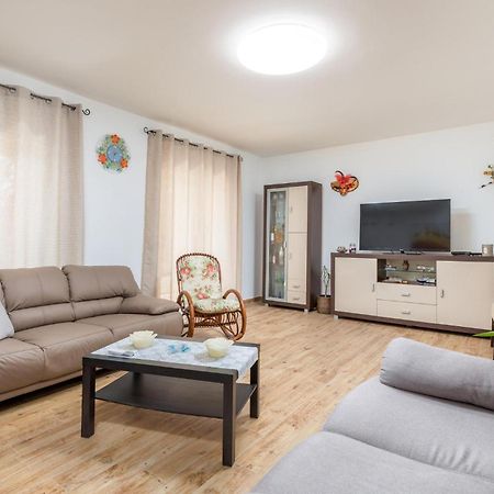 Awesome Home In Fazana With Kitchen Exteriör bild