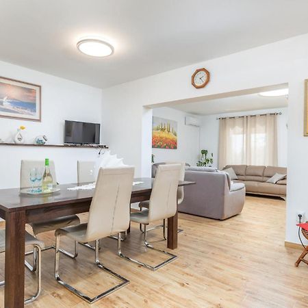 Awesome Home In Fazana With Kitchen Exteriör bild