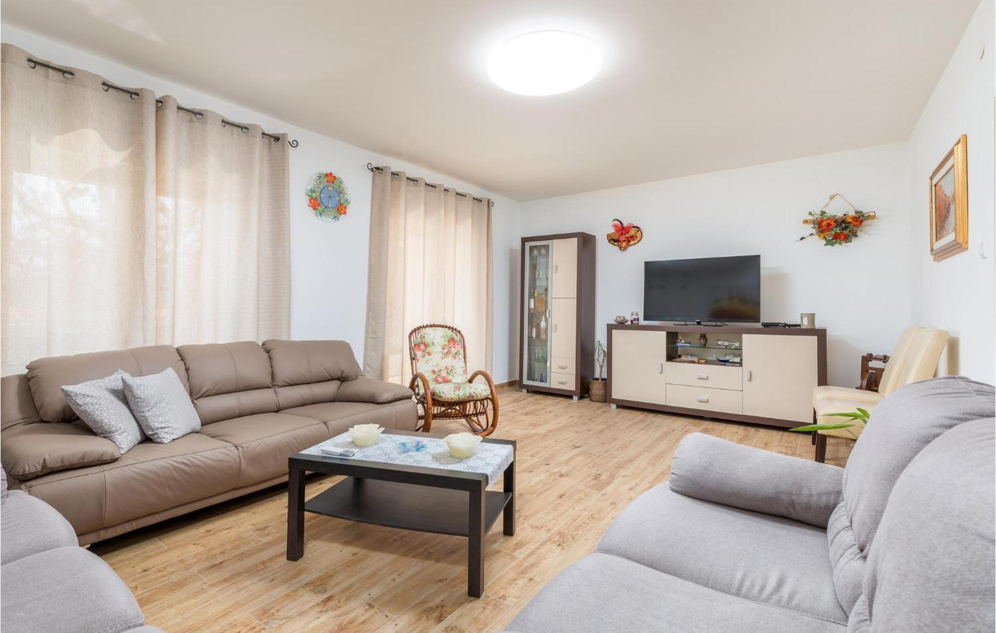 Awesome Home In Fazana With Kitchen Exteriör bild
