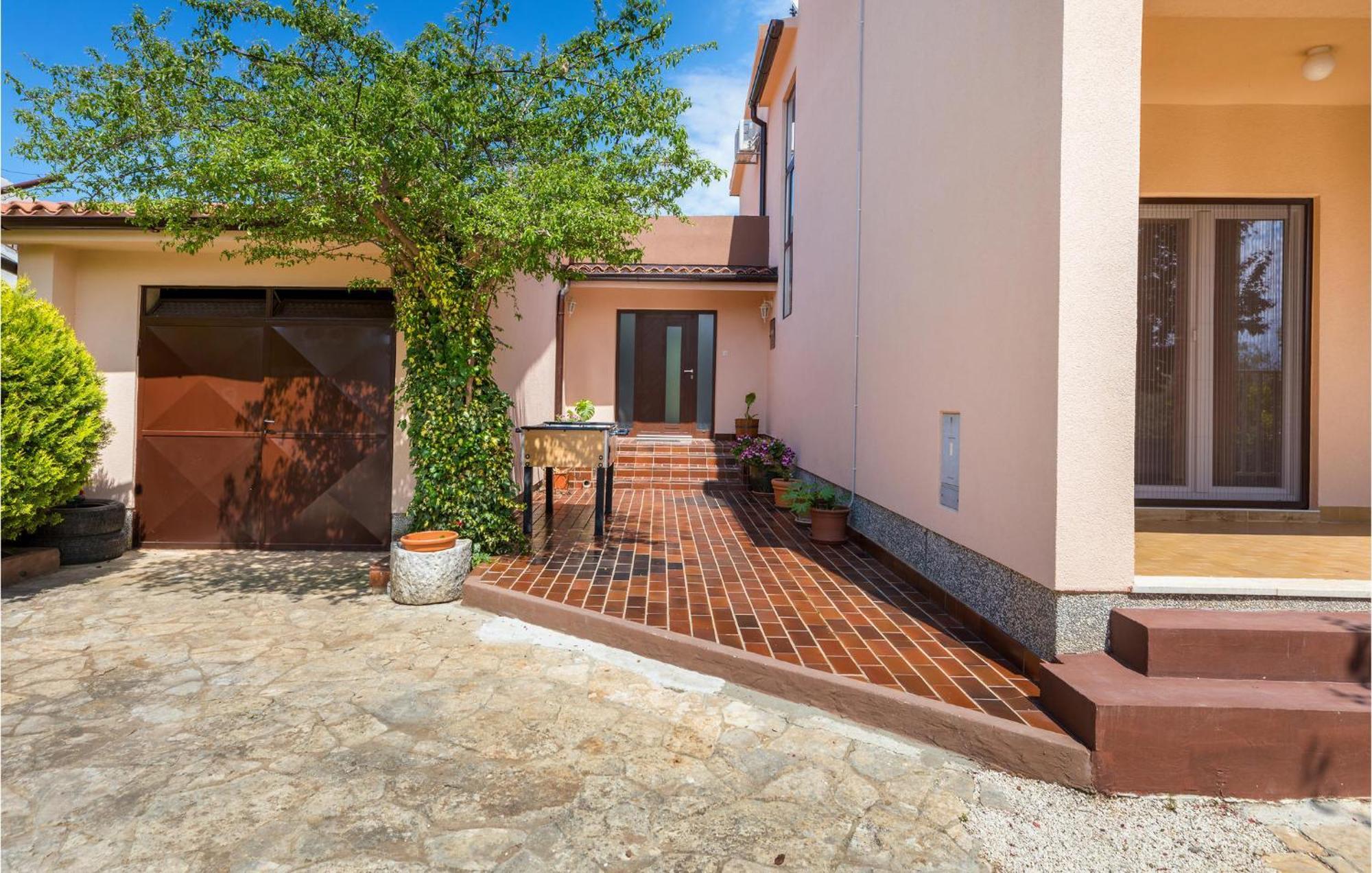 Awesome Home In Fazana With Kitchen Exteriör bild