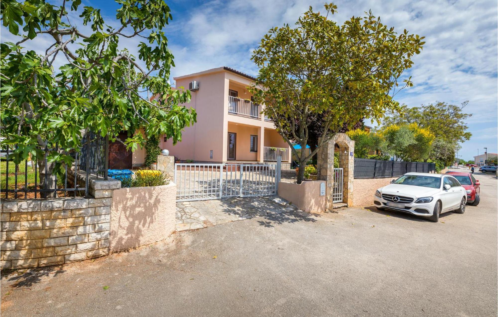 Awesome Home In Fazana With Kitchen Exteriör bild