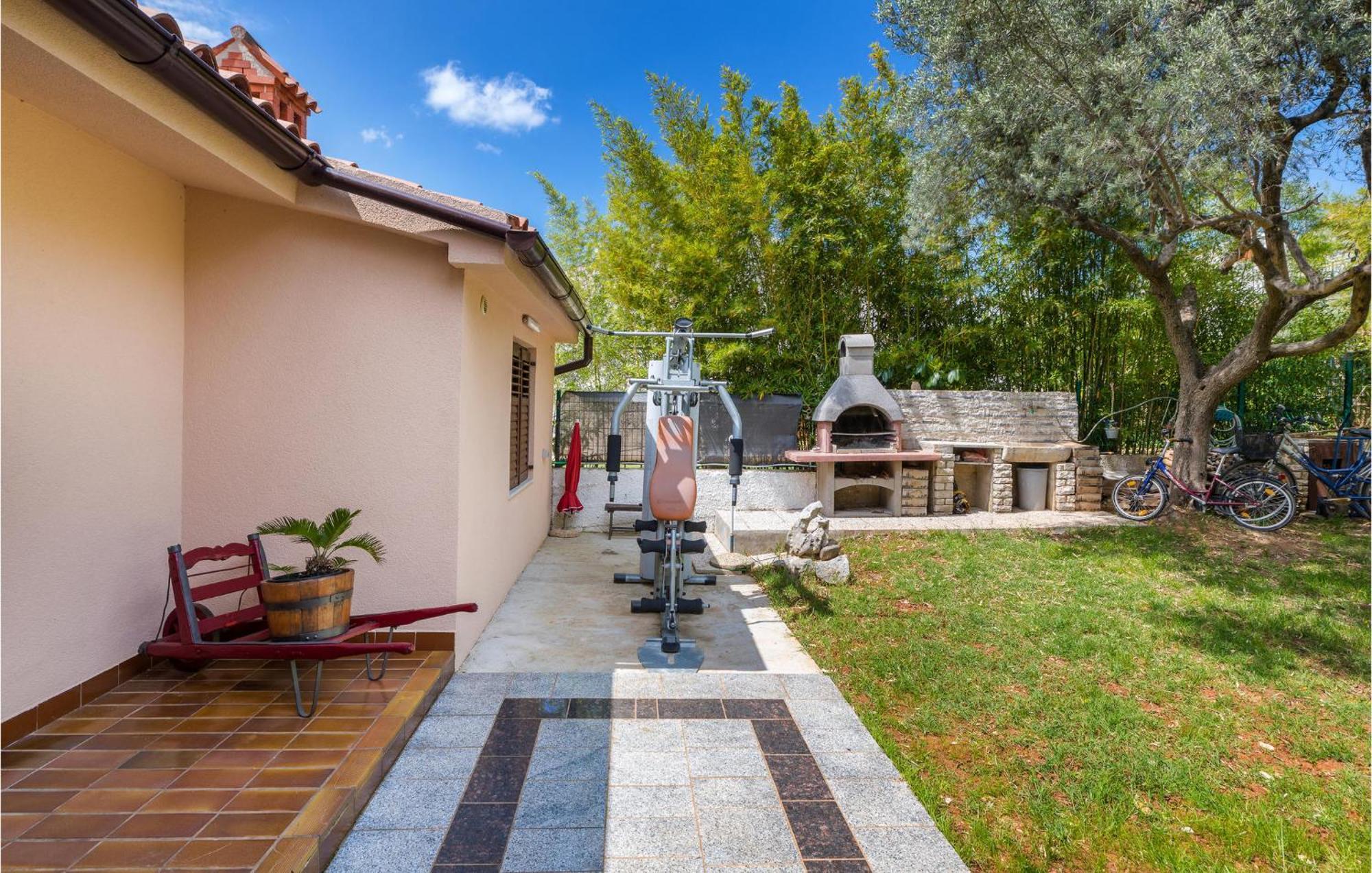 Awesome Home In Fazana With Kitchen Exteriör bild
